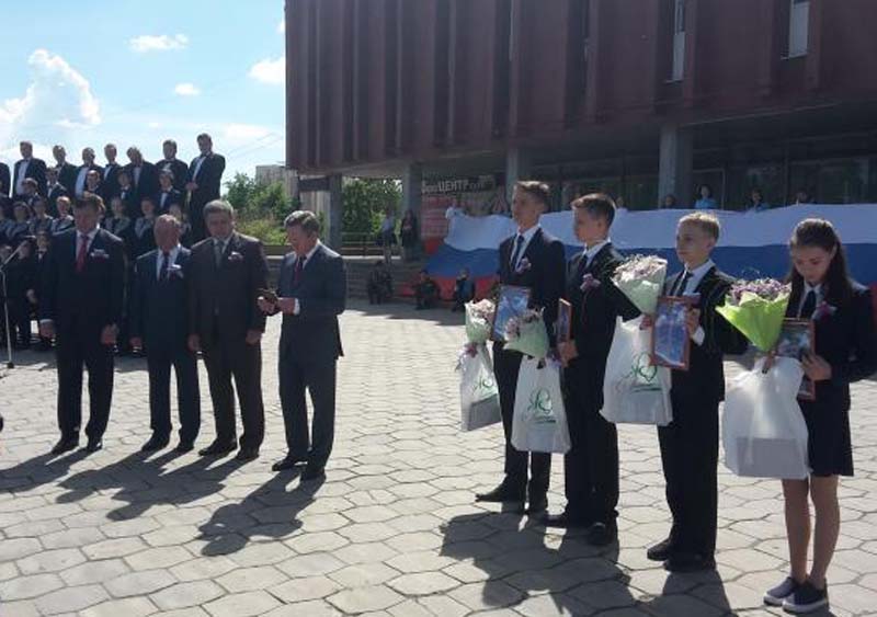 Юным липчанам торжественно вручили паспорта Юным липчанам торжественно вручили паспорта