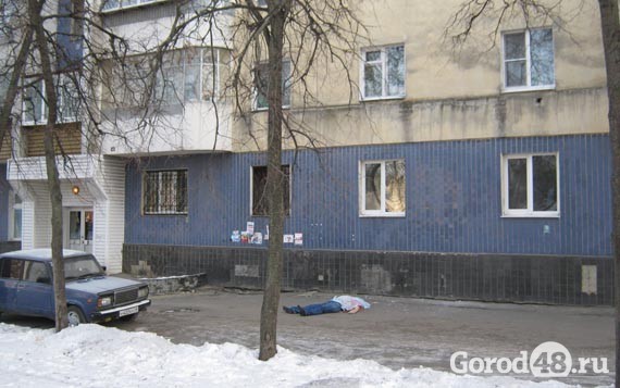 В центре Липецка при падении с высоты погиб мужчина В центре Липецка при падении с высоты погиб мужчина