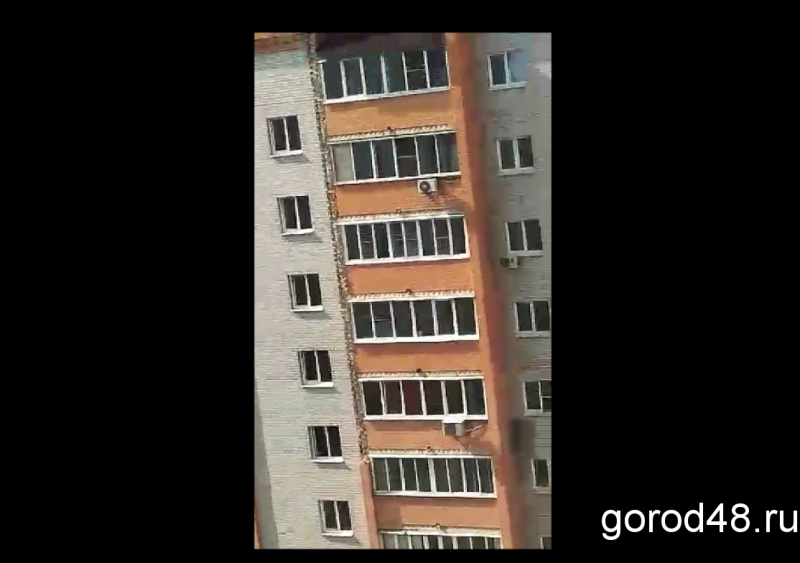В Липецке осыпалась часть стены многоэтажки В Липецке осыпалась часть стены многоэтажки