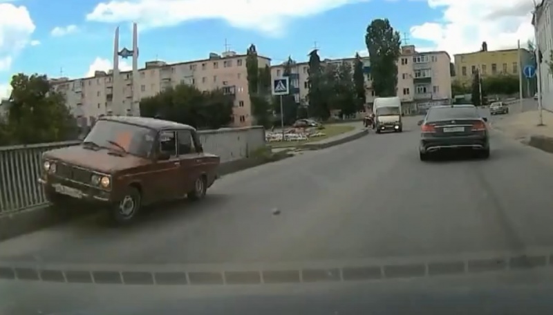 Столкновение автомобиля с ограждением моста попало на видео Столкновение автомобиля с ограждением моста попало на видео