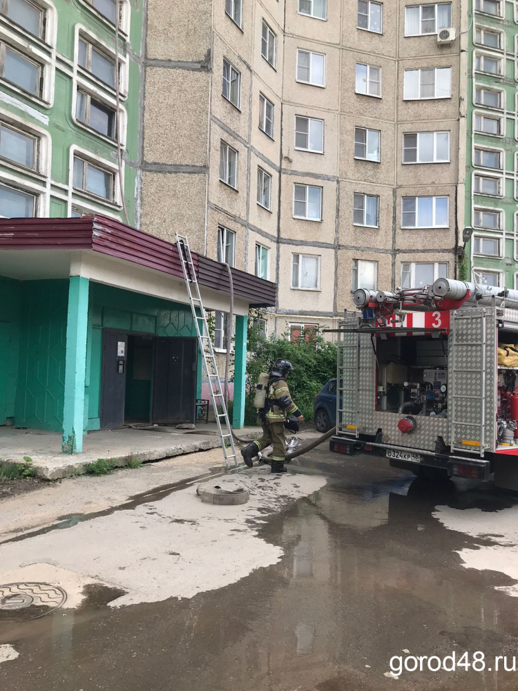 Пожарные вывели двух человек из загоревшейся квартиры