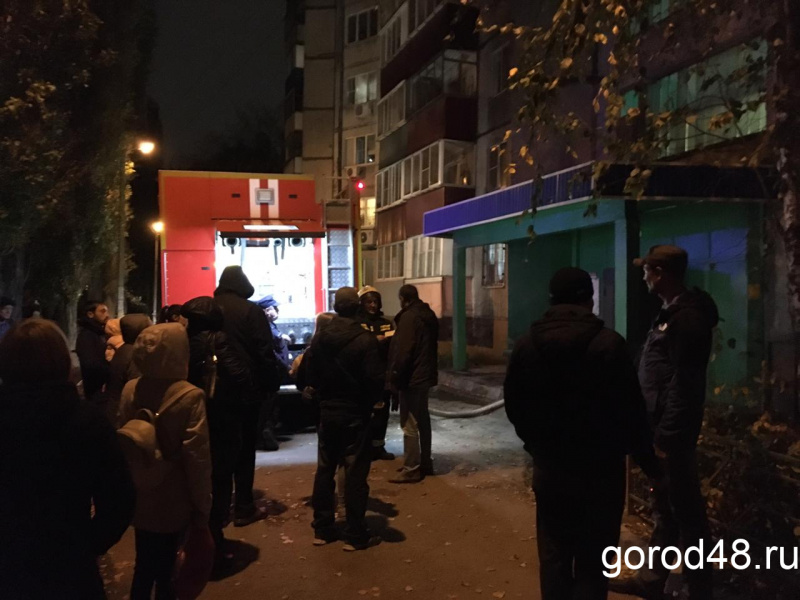 Две квартиры повреждены во время пожара, разгоревшегося на балконе Две квартиры повреждены во время пожара, разгоревшегося на балконе