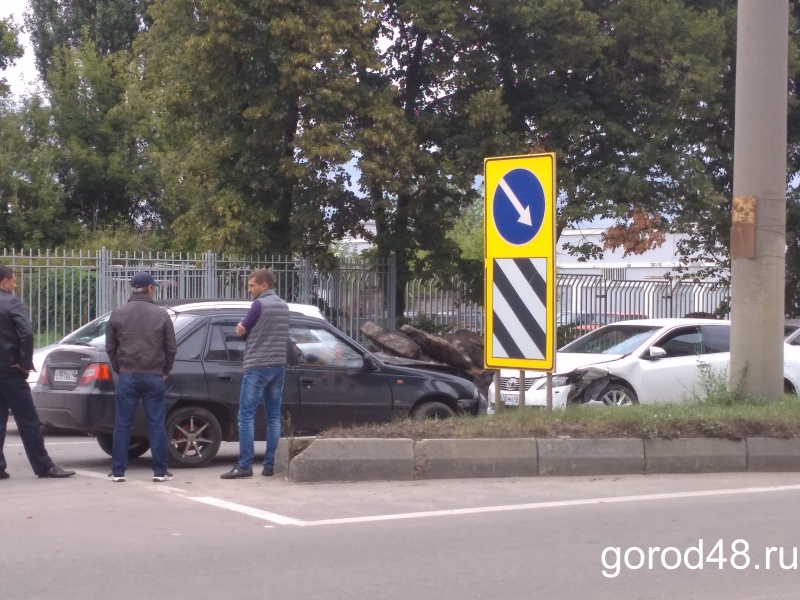 На улице Папина произошло лобовое столкновение иномарок На улице Папина произошло лобовое столкновение иномарок