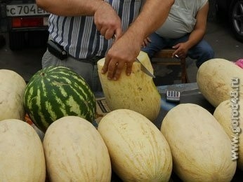 В Липецкой области торговец арбузами набросился с ножом на телеоператора В Липецкой области торговец арбузами набросился с ножом на телеоператора