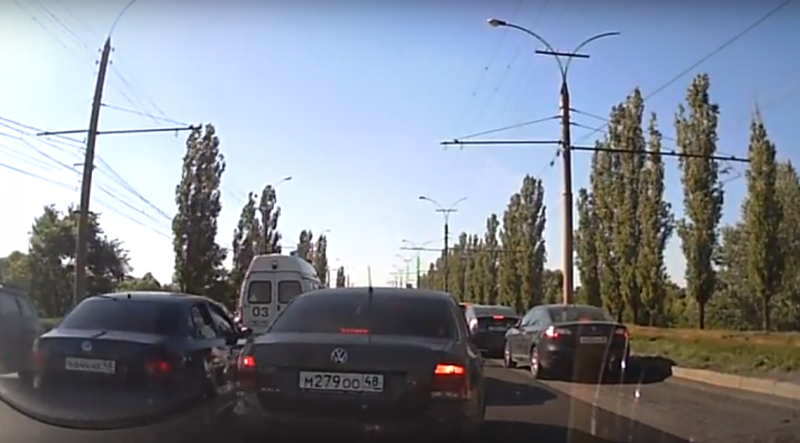 «Скорая» помогла автохаму объехать пробку по «встречке» «Скорая» помогла автохаму объехать пробку по «встречке»