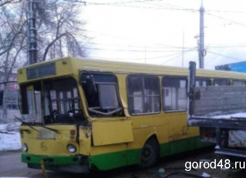 В Липецке пассажирский автобус столкнулся с грузовиком В Липецке пассажирский автобус столкнулся с грузовиком