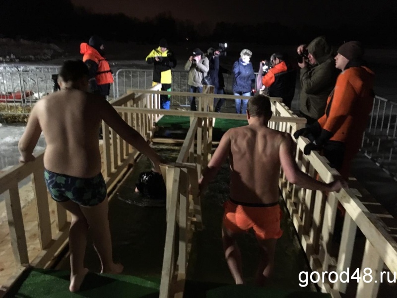 В крещенскую купель на городском пляже уже окунулись с полсотни липчан В крещенскую купель на городском пляже уже окунулись с полсотни липчан