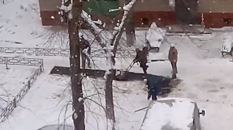 В Липецке снова кладут асфальт в снег В Липецке снова кладут асфальт в снег