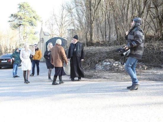 Поздравить Аллу Пугачеву с 70-летием приехал священник из Липецка Поздравить Аллу Пугачеву с 70-летием приехал священник из Липецка