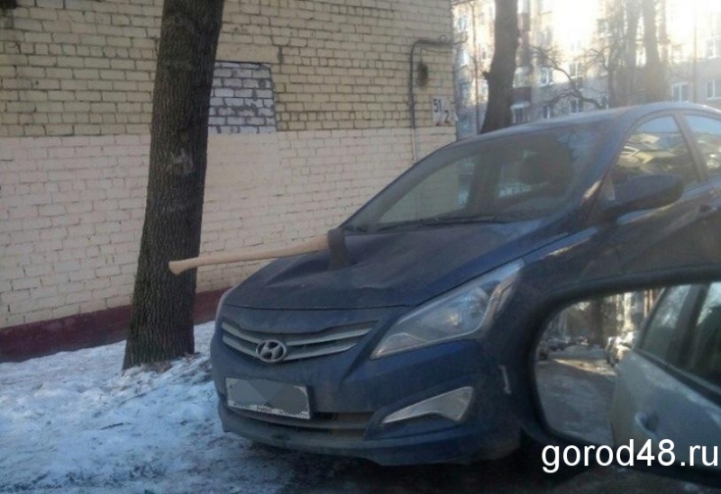 Топор в капот иномарки угодил из-за ссоры Топор в капот иномарки угодил из-за ссоры