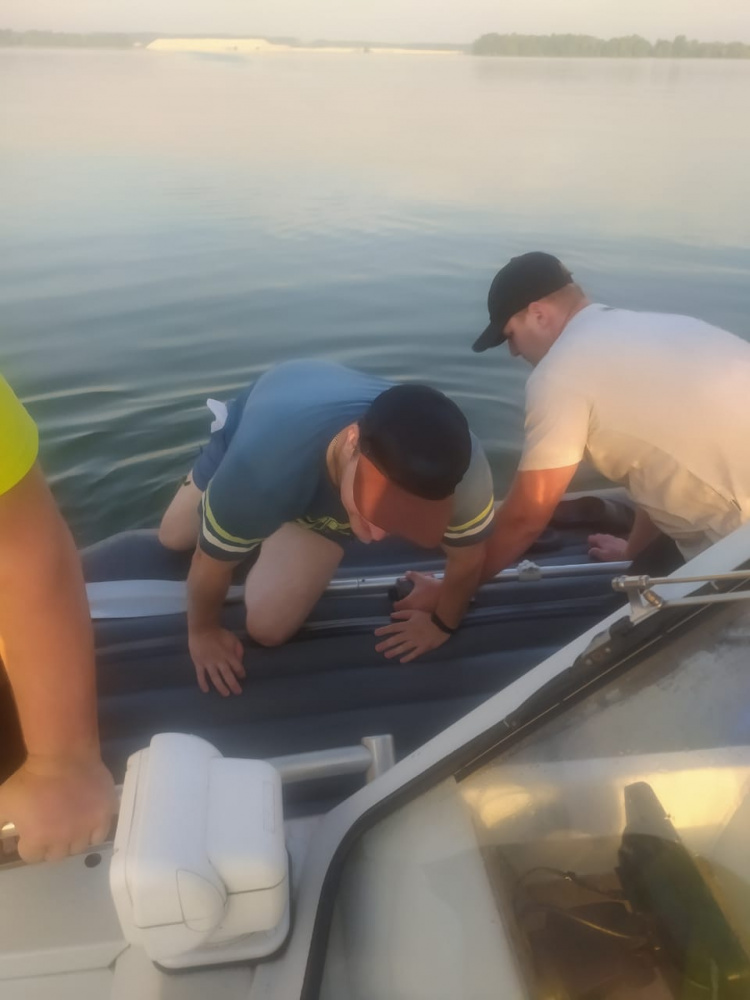 Рано утром на Матырском водохранилище спасли троих рыбаков с перевернувшейся лодки