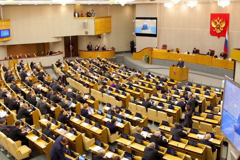 В Госдуме предложили сравнять зарплату депутатов со средней по России В Госдуме предложили сравнять зарплату депутатов со средней по России
