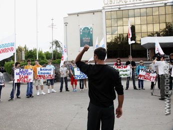 В Липецке прошла акция протеста против травли латвийского партизана Василия Кононова В Липецке прошла акция протеста против травли латвийского партизана Василия Кононова