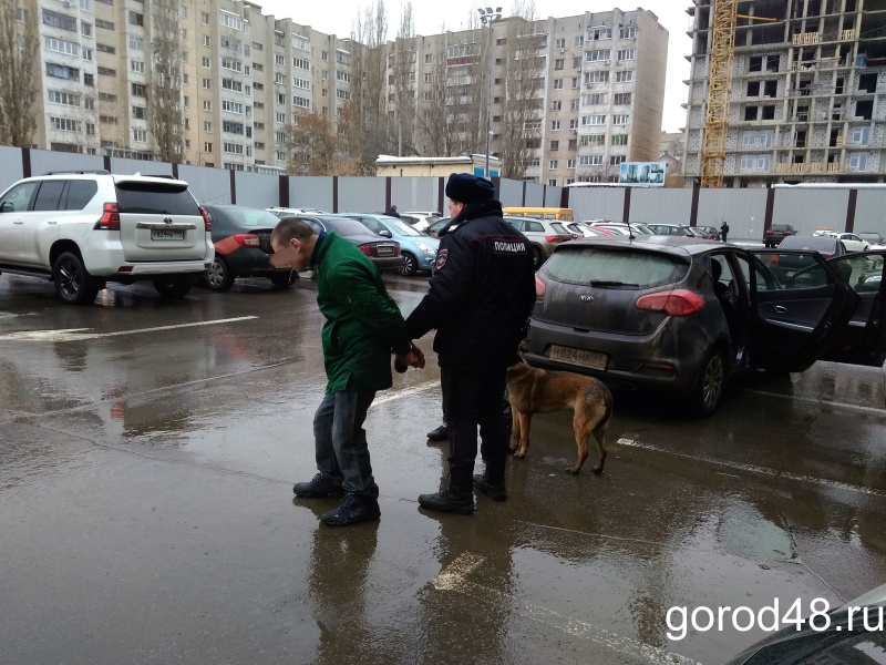У «Европы» неадекватный парень брызнул газом из баллончика в салон автомобиля пары с ребенком У «Европы» неадекватный парень брызнул газом из баллончика в салон автомобиля пары с ребенком