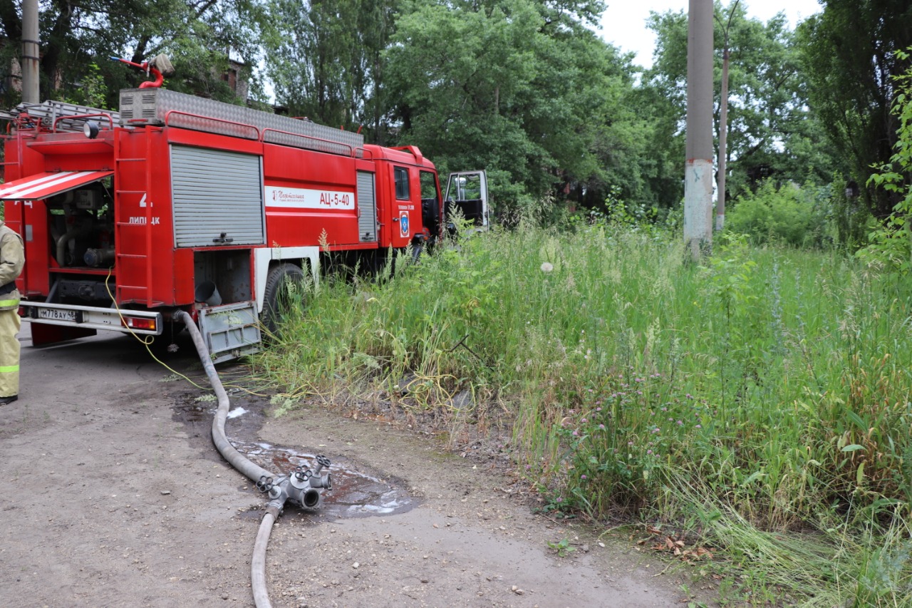 В пожаре на заводе ЛТЗ пострадали два человека