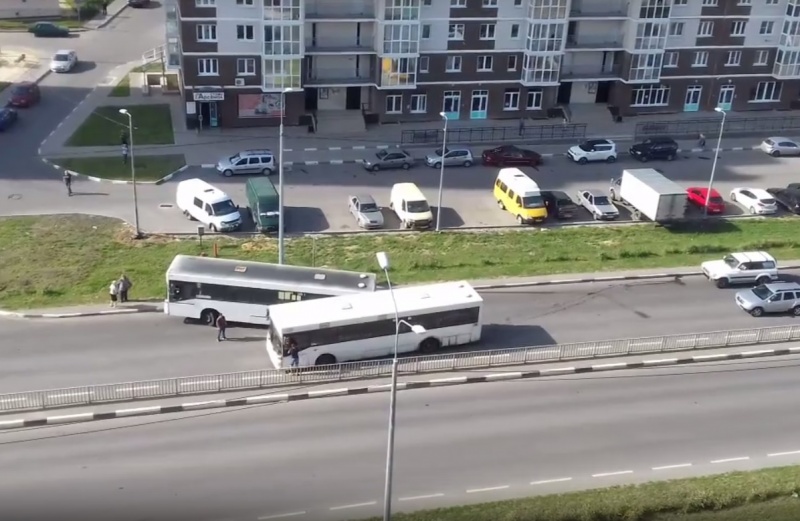 Авария с участием пьяного водителя маршрутки попала на видео Авария с участием пьяного водителя маршрутки попала на видео