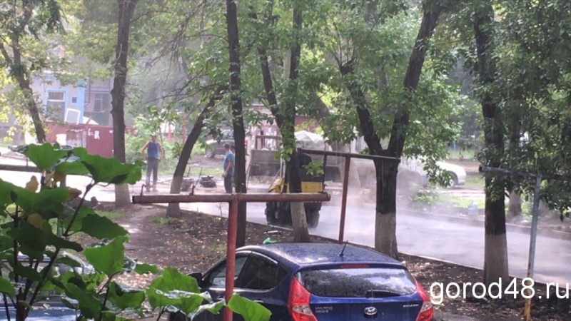 В Липецке укатывают асфальт в ливень В Липецке укатывают асфальт в ливень