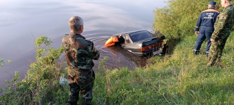 В селе Никольское Добровского района утонул автомобиль