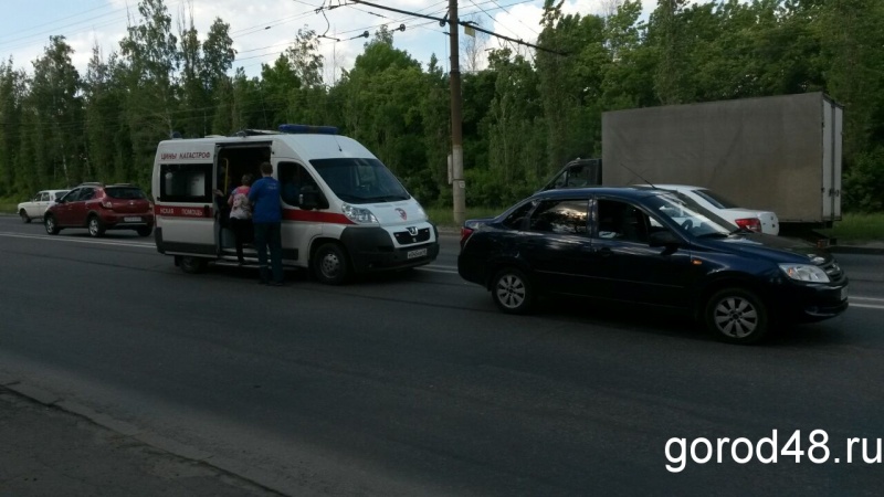 Две девочки выбежали на дорогу перед машиной Две девочки выбежали на дорогу перед машиной