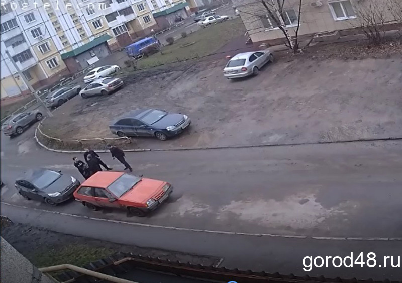 «Люди в черном» на улице Стаханова передрались между собой «Люди в черном» на улице Стаханова передрались между собой