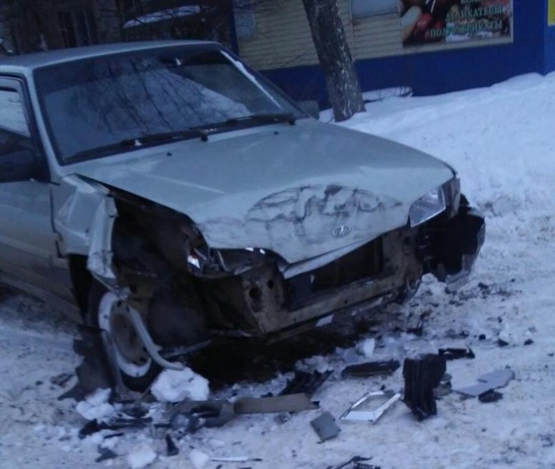 В Ельце столкнулись автобус и легковой автомобиль В Ельце столкнулись автобус и легковой автомобиль