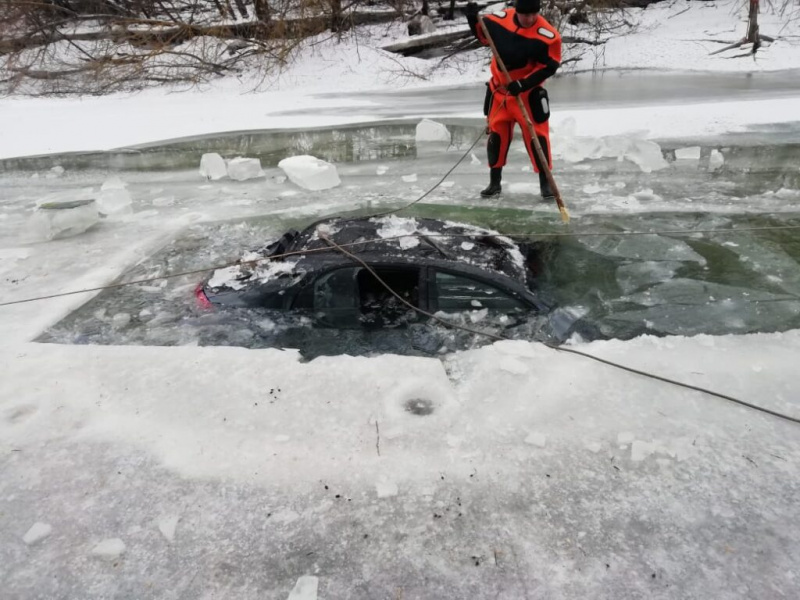 В Липецкой области автомобиль провалился под лёд
