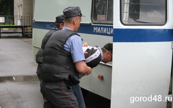 Двое рецидивистов напали на 91-летнюю старушку Двое рецидивистов напали на 91-летнюю старушку