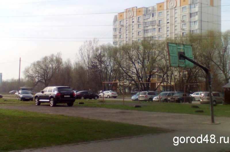 Спорт в Липецке в чести: машины паркуют прямо возле баскетбольных колец (ФОТО) Спорт в Липецке в чести: машины паркуют прямо возле баскетбольных колец (ФОТО)