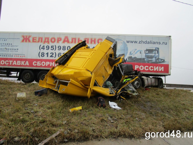 Водитель большегруза погиб в столкновении с автобусом Водитель большегруза погиб в столкновении с автобусом