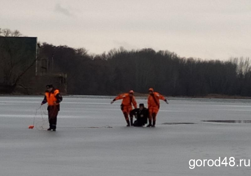 Рыбак провалился под лед напротив левого берега Рыбак провалился под лед напротив левого берега