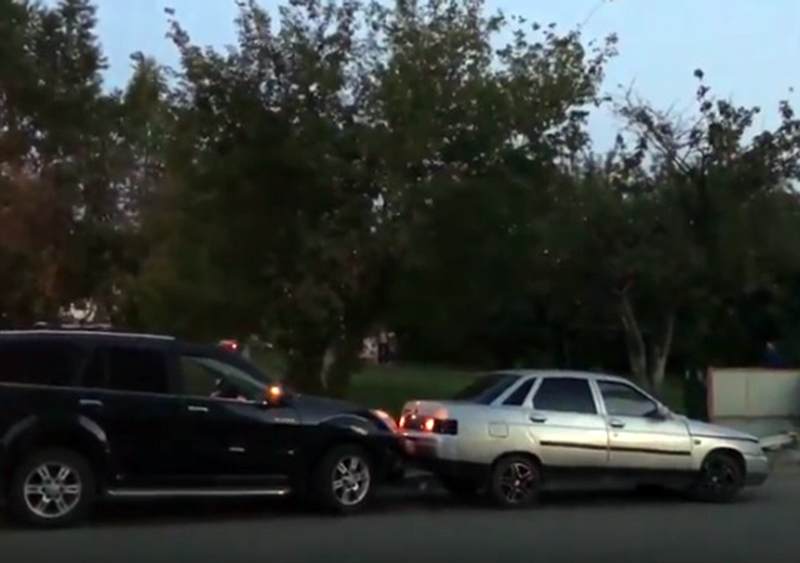 ДТП на парковке попало на видео ДТП на парковке попало на видео