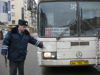 В Липецке маршрутка сбила женщину В Липецке маршрутка сбила женщину