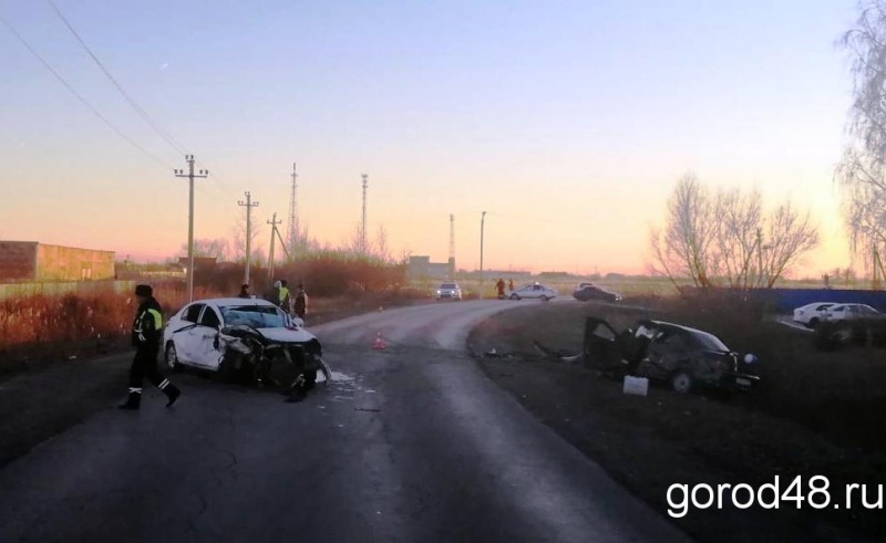 В столкновении двух автомобилей в Добринке погибли два человека и пострадали трое В столкновении двух автомобилей в Добринке погибли два человека и пострадали трое