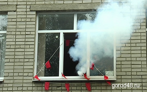 Спасатели провели учения в 51-ой школе Спасатели провели учения в 51-ой школе