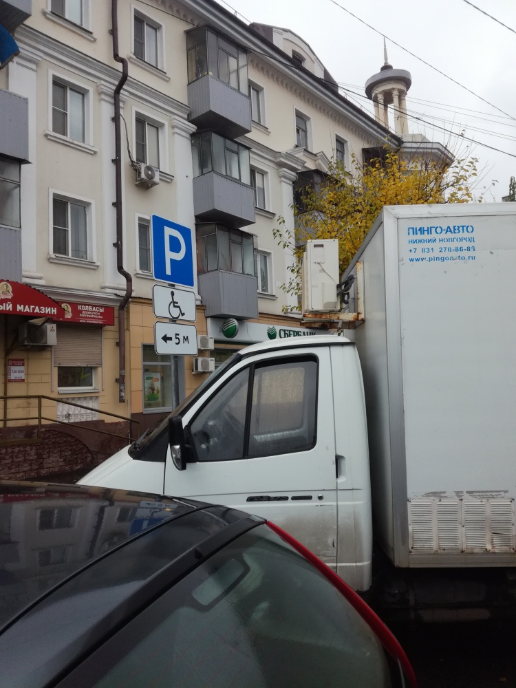 Автолавка пристроилась на парковке для инвалидов Автолавка пристроилась на парковке для инвалидов