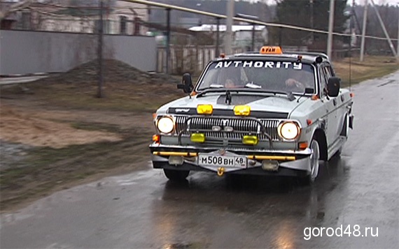 Суровый автотюнинг по-карамышевски - шторки на окнах и надписи по-английски Суровый автотюнинг по-карамышевски - шторки на окнах и надписи по-английски