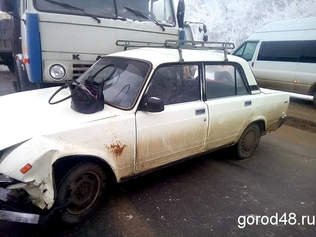«ВАЗ» вылетел под груженый «КамАЗ» «ВАЗ» вылетел под груженый «КамАЗ»