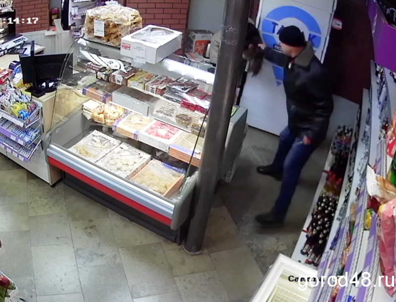 Напавший на женщину с ножом в магазине мужчина был милиционером Напавший на женщину с ножом в магазине мужчина был милиционером