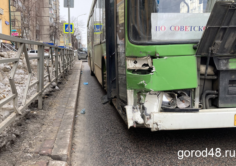 Пассажирка автобуса упала во время аварии на улице Советской