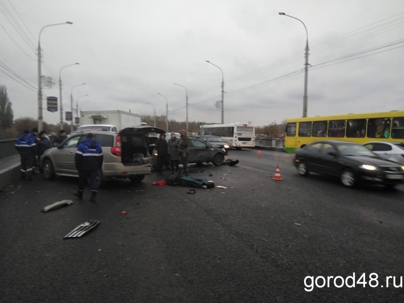 Происшествие в городе липецк на мосту. Авария в Липецке на кольце трубного. Липецк ДТП Лебедянское шоссе. Авария на Лебедянском шоссе. Авария на кольце трубного Липецк сегодня.