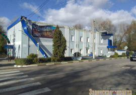 Ветер в Задонске оставил кинотеатр без элементов кровли и свалил забор