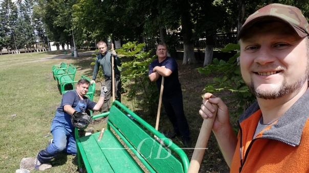 Вырванные вандалами скамейки вернули на место Вырванные вандалами скамейки вернули на место