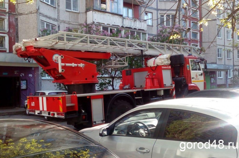 В многоквартирном доме вспыхнул мусоропровод (ФОТО) В многоквартирном доме вспыхнул мусоропровод (ФОТО)