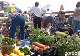 «Слава Богу, что не на рельсах!»: в Липецке снова торгуют с асфальта овощами, фруктами и зеленью 