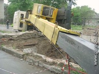 В Липецке перевернулся кран В Липецке перевернулся кран