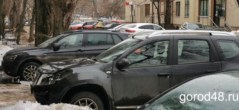 В центре Липецка лёд рухнул на припаркованные иномарки