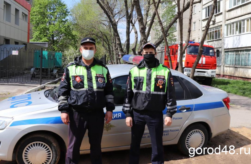 Инспекторы ДПС во время дежурства потушили пожар в квартире Инспекторы ДПС во время дежурства потушили пожар в квартире