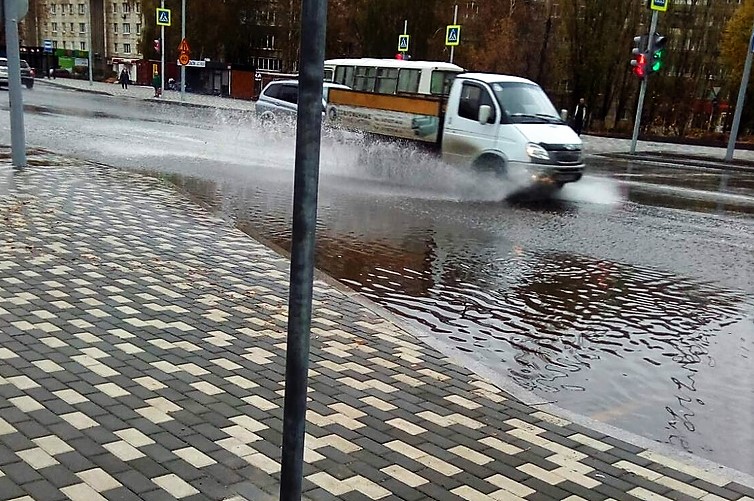 Прокуратура объявила предостережение МКУ «Управление строительства города Липецка» из-за луж на проспекте Победы Прокуратура объявила предостережение МКУ «Управление строительства города Липецка» из-за луж на проспекте Победы