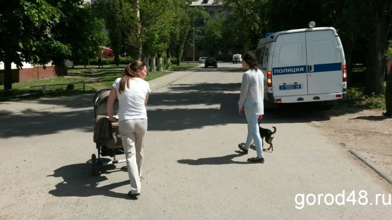 Одетые в школьную форму подростки оставили женщину-дворника без орудия производства Одетые в школьную форму подростки оставили женщину-дворника без орудия производства
