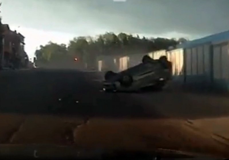 На видео попало опрокидывание машины в Ельце и дрифт на крыше На видео попало опрокидывание машины в Ельце и дрифт на крыше